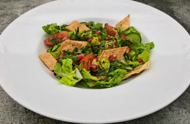 Fattoush - Orientalischer Brotsalat - Fattoush Rezept – Orientalischer Brotsalat | pikantum