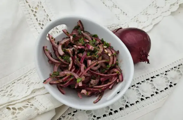 Orientalischer Zwiebelsalat mit Sumach – Frisch, würzig &amp; blitzschnell - Orientalischer Zwiebelsalat mit Sumach | pikantum