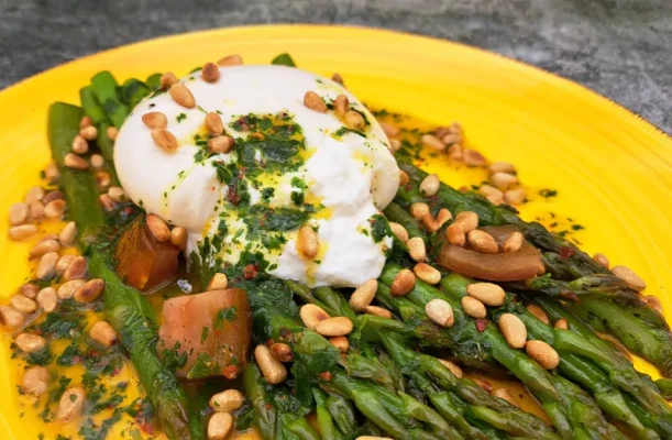 Grüner Spargelsalat mit Pinienkernen - Grüner Spargelsalat mit Burrata &amp; Salzzitrone | pikantum