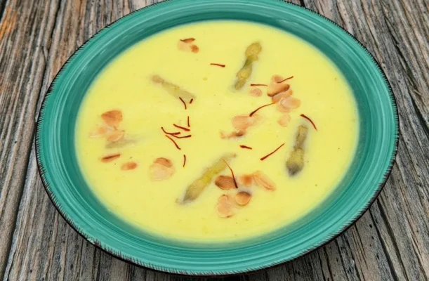 Spargelcremesuppe mit Safran - Spargelcremesuppe mit Safran – vegetarisch | pikantum
