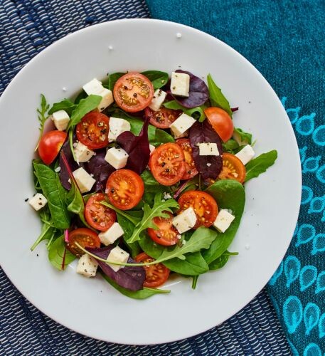 Teller mit Salat und fruchtiger Salatsoße