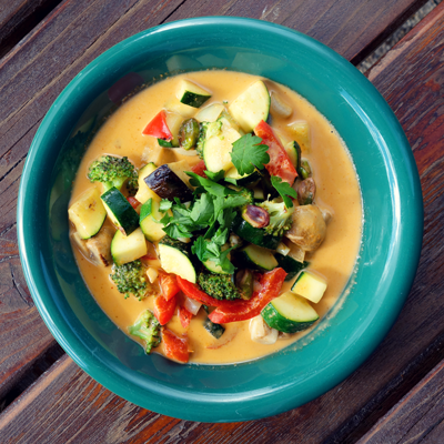 türkisfarbene Schüssel gefüllt mit einem grünen Curry