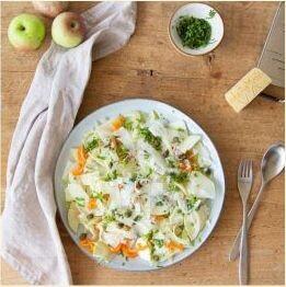 gedeckter Tisch mit einem Teller Kohlrabi-Fenchel-Salat