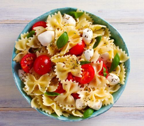 Salatschüssel gefüllt mit Nudelsalat