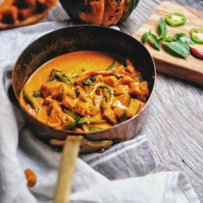 Bild mit einem Messingtopf mit Stil gefüllt mit einem thailändischen Gurkencurry