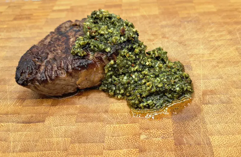 gebratenes Steak mit Chimichurri-Sauce