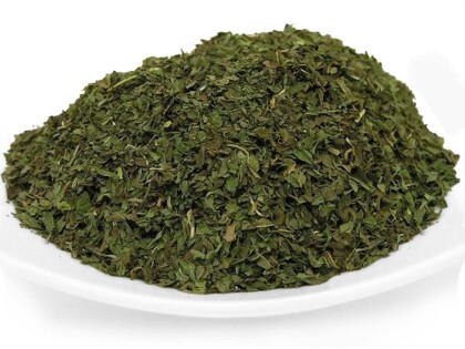 Schale mit getrockneten Bio Nanaminzeblättern