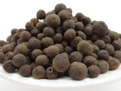 Schale mit Pimentkörnern