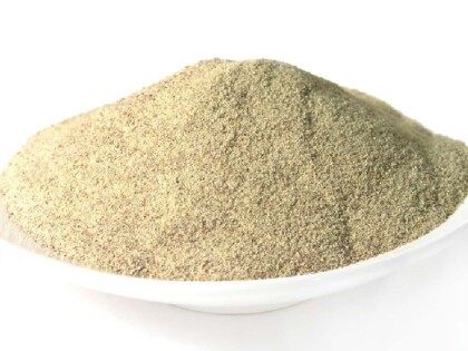 Schale mit weißem Pfefferpulver