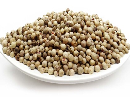 Schale mit weißen Pfefferkörnern
