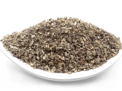 Schale mit getrockneten und geschnittenen Salbeiblättern