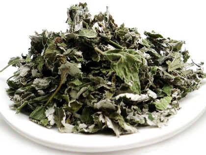 Schale mit getrockneten und geschnittenen Bio Himbeerblättern