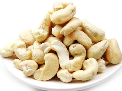 Schale mit geschälten Bio Cashewkernen