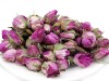 Schale mit getrockneten rosa Rosenknospen