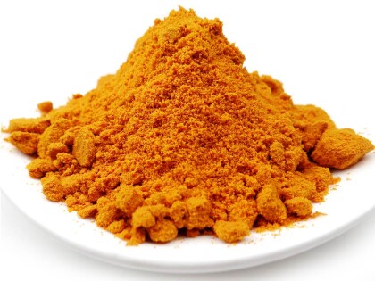 Schale mit Bio Chilipulver