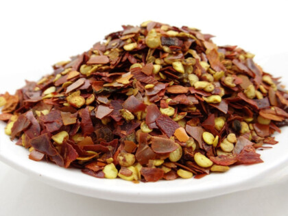 Schale mit Bio Chiliflocken mit Saat
