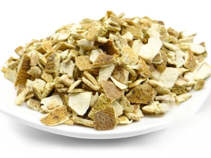 Schale mit getrockneten und geschnittenen Bio Orangenschalen