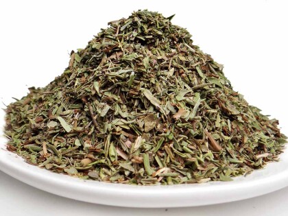 Schale mit getrocknetem Bio Bohnenkraut