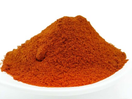 Schale mit Paprikapulver delikatess