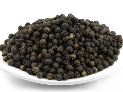 Schale mit Bio Tellicherry Pfefferkörnern