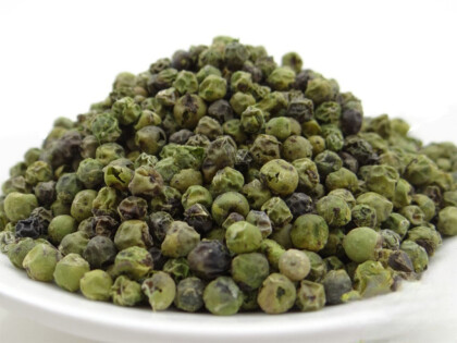 Schale mit grünen Bio Pfefferkörnern