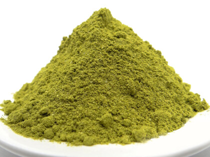 Schale mit Bio Lorbeerpulver