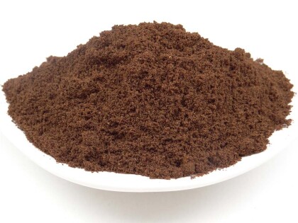 Schale mit Bio Nelkenpulver