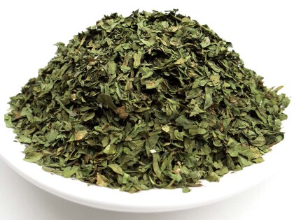 Schale mit getrocknetem und gerebeltem Bio Liebstockkraut