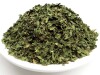 Schale mit getrocknetem und gerebeltem Bio Liebstockkraut