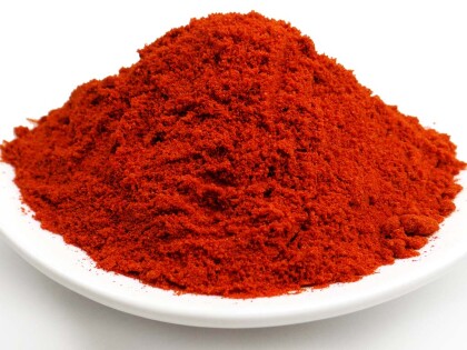 Schale mit mildem geräuchertem Bio Paprikapulver