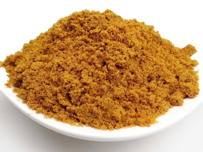 Schale mit Bio Muskatblütenpulver