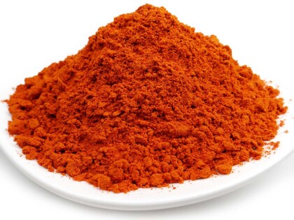 Schale mit Bio Paprikapulver edelsüß