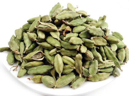 Schale mit Bio Kardamomkapseln