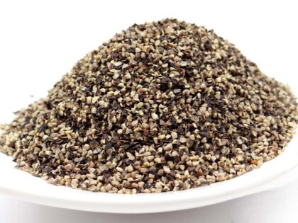 Schale mit schwarzem, fein geschrotetem Bio Pfeffer