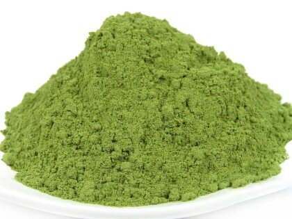 Schale mit Bio Gerstengraspulver