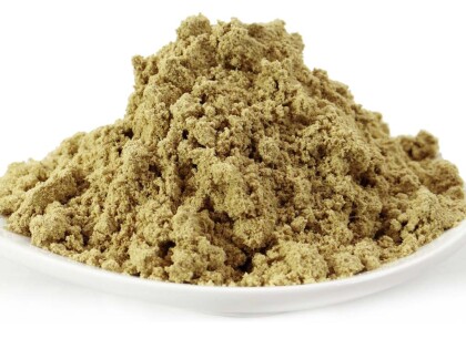 Schale mit Bio Galgantwurzelpulver