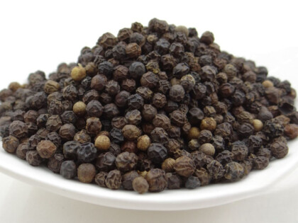 Schale mit schwarzen Bio Pfeffernkörnern