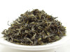 Schale mit Bio Grünteeblättern Jasmintee