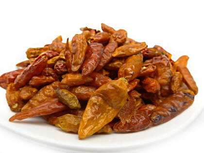 Schale mit getrockneten Bio Chilis der Sorte Bird Eye