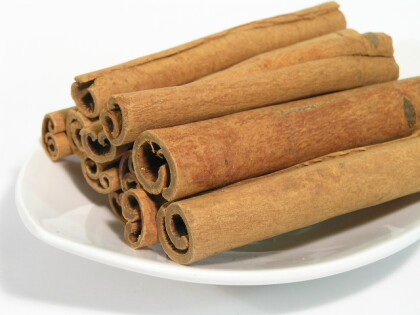 Schale mit Zimtstangen Cassia