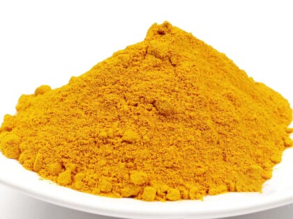 Schale mit Bio Kurkumapulver