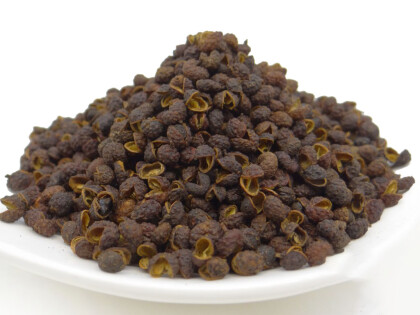 Schale mit Bio Timut Pfefferkörnern