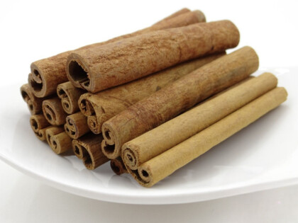 Schale mit Bio Zimtstangen Cassia