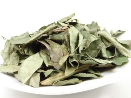 Schale mit getrockneten Bio Curryblättern
