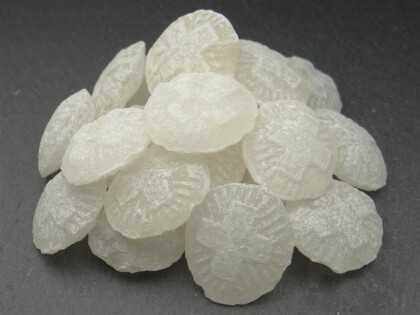 Schale mit Salbei-Bonbons
