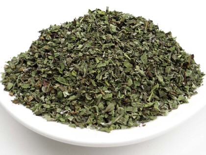 Schale mit getrocknetem und gerebeltem Bio Majoan