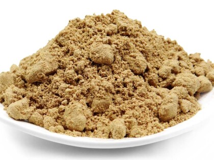 Schale mit Bio Tonkabohnenpulver