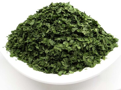 Schale mit getrockneter und gerebelter Bio Petersilie