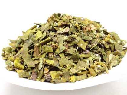 Schale mit getrocknetem und geschnittenem Bio Mistelkraut