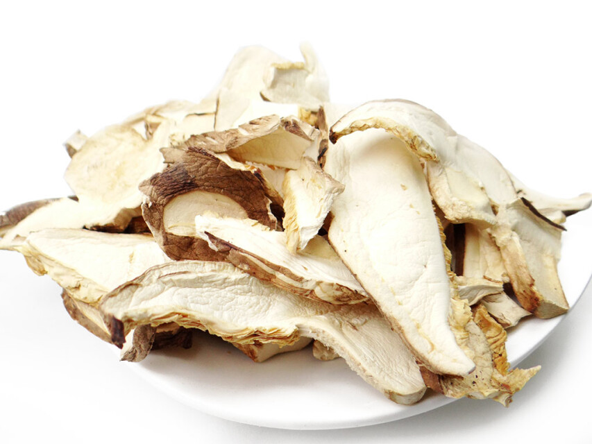 Schale mit getrockneten und in Scheiben geschnittenen Bio Shiitake-Pilzen von pikantum
